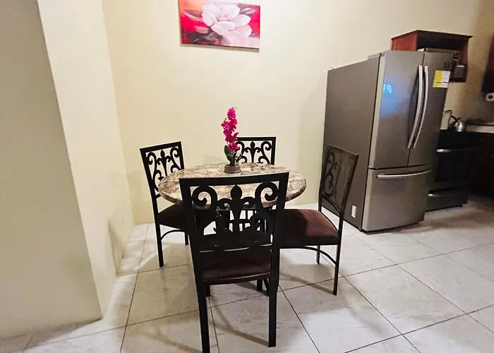 Сasa de vacaciones The Rest Stop- Gated Community-24 Hrs Security Montego Bay
